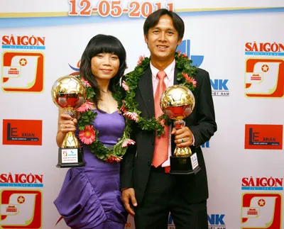 Trần Thị Kim Hồng và Nguyễn Minh Phương đoạt danh hiệu Quả bóng Vàng Việt Nam năm 2010. Ảnh: Hoàng Hùng
