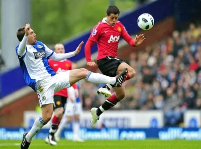 Tiền đạo Javier Hernandez (phải) vượt qua hậu vệ Gael Givet của Blackburn.