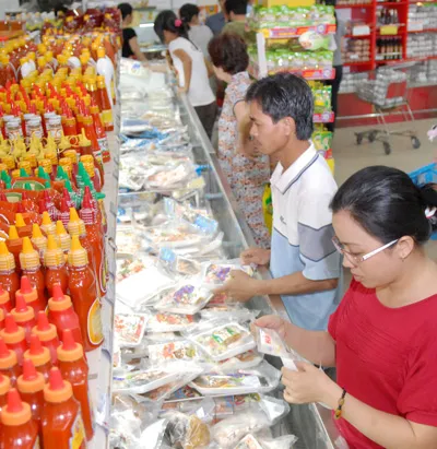 Người tiêu dùng chọn mua thực phẩm chế biến sẵn do doanh nghiệp Việt Nam sản xuất. Ảnh: THÀNH TÂM Người tiêu dùng chọn mua thực phẩm chế biến sẵn do doanh nghiệp Việt Nam sản xuất. Ảnh: THÀNH TÂM