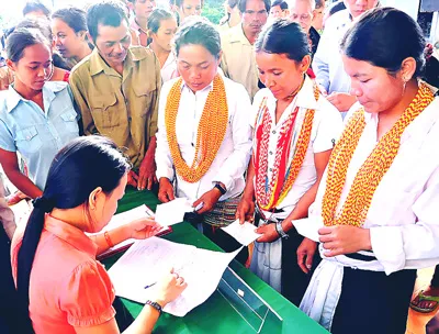 Đồng bào dân tộc thiểu số vùng biên giới ở Quảng Nam tham gia bầu cử sớm. Ảnh: NGUYÊN KHÔI