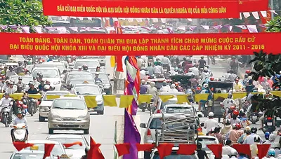 Rực rỡ phố phường Hà Nội đón ngày bầu cử. Ảnh: HỒNG VĨNH