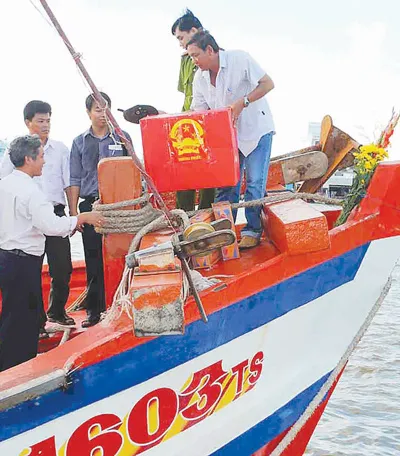 Tổ bầu cử số 2 thị trấn Sông Đốc, huyện Trần Văn Thời, tỉnh Cà Mau vượt biển kiểm tra lần cuối công tác chuẩn bị bầu cử tại đảo Hòn Chuối.