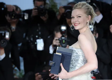 Kirsten Dunst nhận giải Nữ diễn viên xuất sắc Kirsten Dunst nhận giải Nữ diễn viên xuất sắc