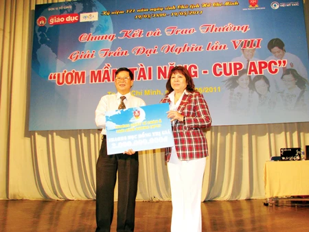 Phát thưởng Giải Trần Đại Nghĩa lần VIII năm 2011: “Ươm mầm tài năng - Cup APC” ảnh 1 Phát thưởng Giải Trần Đại Nghĩa lần VIII năm 2011: “Ươm mầm tài năng - Cup APC” ảnh 1