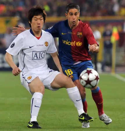 Ji-Sung Park (trái) trong trận chung kết Champions League năm 2009.