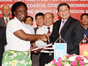 Vietnam’s State Bank Governor Nguyen Van Giau (R) shakes hands with World Bank Country Director for Vietnam Victoria Kwakwa during the signing ceremony in Hanoi on May 31, 2011 (Photo: Vietnam News Agency) Vietnam’s State Bank Governor Nguyen Van Giau (R) shakes hands with World Bank Country Director for Vietnam Victoria Kwakwa during the signing ceremony in Hanoi on May 31, 2011 (Photo: Vietnam News Agency)