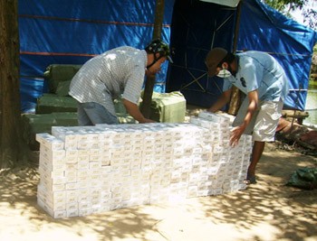 Contraband cigarette packets seized at a warehouse in Hoc Mon District of HCMC on May 31 (Photo: SGGP) Contraband cigarette packets seized at a warehouse in Hoc Mon District of HCMC on May 31 (Photo: SGGP)