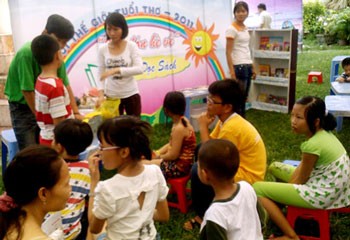 Children enjoy a reading contest in the “Children’s world” festival in Ho Chi Minh City Culture House. (Photo: Sggp) Children enjoy a reading contest in the “Children’s world” festival in Ho Chi Minh City Culture House. (Photo: Sggp)