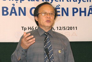 Dr. Vu Manh Chu, head of the Copyrights Office of Vietnam, addresses a press briefing held in Ho Chi Minh City on May 12, 2011 to launch a national educational campaign to raise computer software retailers’ awareness of respecting copyrights (Photo: Tuong Thuy) Dr. Vu Manh Chu, head of the Copyrights Office of Vietnam, addresses a press briefing held in Ho Chi Minh City on May 12, 2011 to launch a national educational campaign to raise computer software retailers’ awareness of respecting copyrights (Photo: Tuong Thuy)