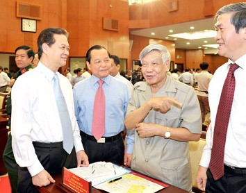 (From L to R): Prime Minister Nguyen Tan Dung, Secretary of the Ho Chi Minh City Party’s Committee Le Thanh Hai, former Party General Secretary Le Kha Phieu at the seminar (From L to R): Prime Minister Nguyen Tan Dung, Secretary of the Ho Chi Minh City Party’s Committee Le Thanh Hai, former Party General Secretary Le Kha Phieu at the seminar