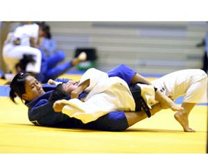 Van Ngoc Tu (blue) uses a stranglehold to knock her competitor out in the 2011 Asian Judo Championships (Photo: yenbai.gov.vn) Van Ngoc Tu (blue) uses a stranglehold to knock her competitor out in the 2011 Asian Judo Championships (Photo: yenbai.gov.vn)