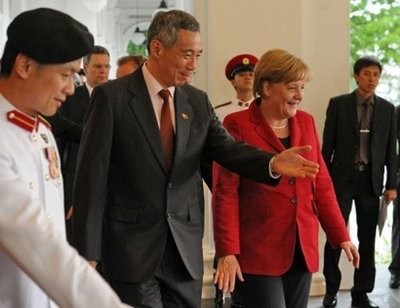 AFP - Singapore Prime Minister Lee Hsien Loong (C) welcomes German Chancellor Angela Merkel (R). AFP - Singapore Prime Minister Lee Hsien Loong (C) welcomes German Chancellor Angela Merkel (R).