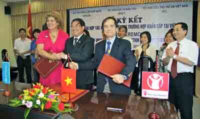 Representatives of three sides at the signing ceremony Representatives of three sides at the signing ceremony