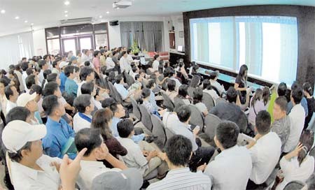 Investors watch share prices updated on a screen at a securities firm in Ho Chi Minh City (Photo: SGGP) Investors watch share prices updated on a screen at a securities firm in Ho Chi Minh City (Photo: SGGP)