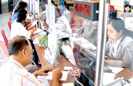 Transactions conducted at a Southern Bank branch in Ho Chi Minh City (Photo: SGGP) Transactions conducted at a Southern Bank branch in Ho Chi Minh City (Photo: SGGP)