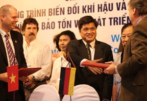 Representatives of the governments of Australian, Germany and Vietnam (in dark suits join Friday’s signing in Rach Gia City (GIZ handout photo) Representatives of the governments of Australian, Germany and Vietnam (in dark suits join Friday’s signing in Rach Gia City (GIZ handout photo)