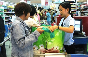 Several customers choose environment friendly bag when shopping at supermarkets in HCMC Several customers choose environment friendly bag when shopping at supermarkets in HCMC