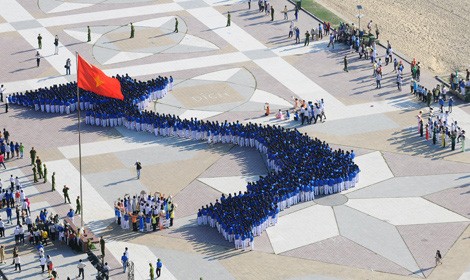A Vietnam map made by 1,500 standing students on the Nha Trang beach on June 5, 2011 (Photo: Tuoi Tre) A Vietnam map made by 1,500 standing students on the Nha Trang beach on June 5, 2011 (Photo: Tuoi Tre)