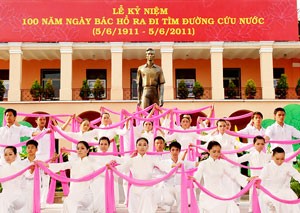 Artists perform during the grand ceremony at the Nha Rong Wharf in Ho Chi Minh City on June 5, 2011 (Photo: Saigon Giai Phong) Artists perform during the grand ceremony at the Nha Rong Wharf in Ho Chi Minh City on June 5, 2011 (Photo: Saigon Giai Phong)
