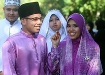 Newly wed couple smiles during their wedding in Selangor near Kuala Lumpur on Saturday. Newly wed couple smiles during their wedding in Selangor near Kuala Lumpur on Saturday.
