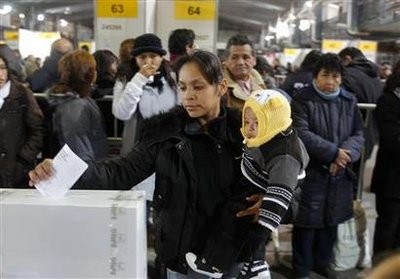 A Peruvian woman residing in Argentina votes in her country's runoff presidential election in Buenos Aires June 5, 2011 A Peruvian woman residing in Argentina votes in her country's runoff presidential election in Buenos Aires June 5, 2011