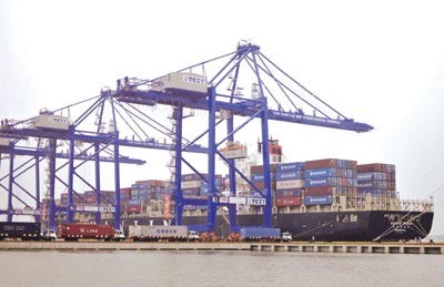 Ships load containers in Tan Cang-Cai Mep Port in southern Ba Ria-Vung Tau Province (File) Ships load containers in Tan Cang-Cai Mep Port in southern Ba Ria-Vung Tau Province (File)