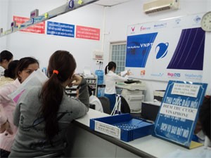 Internet users pay their bill at an office of the state-owned telecom giant VNPT in Ho Chi Minh City (Photo:Minh Tri) Internet users pay their bill at an office of the state-owned telecom giant VNPT in Ho Chi Minh City (Photo:Minh Tri)