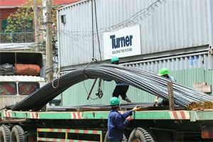 Employees manage to unload steel bars from a truck at a construction site in HCMC. Vietnam’s biggest steel manufacturer VNSteel is expected to carry out an initial public offering this week in spite of the bearish market (Photo:Minh Tri) Employees manage to unload steel bars from a truck at a construction site in HCMC. Vietnam’s biggest steel manufacturer VNSteel is expected to carry out an initial public offering this week in spite of the bearish market (Photo:Minh Tri)