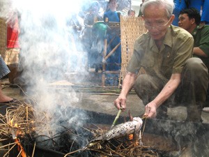 Former soldier Le Ky Quang grills a snake-head fish in the southern style on June 7, 2011 at the War Remnants Museum (Photo: Tuong Thuy) Former soldier Le Ky Quang grills a snake-head fish in the southern style on June 7, 2011 at the War Remnants Museum (Photo: Tuong Thuy)