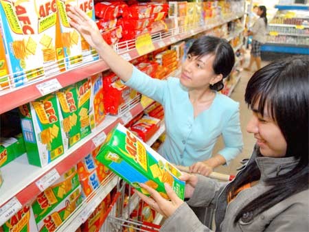 Shoppers checkout Vietnamese brands at a supermarket on Cong Quynh Street in District 1, Ho Chi Minh City (Photo: SGGP) Shoppers checkout Vietnamese brands at a supermarket on Cong Quynh Street in District 1, Ho Chi Minh City (Photo: SGGP)