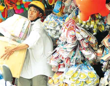 A shop selling mostly ‘made-in-China’ toys in District 5, HCMC (Photo: SGGP) A shop selling mostly ‘made-in-China’ toys in District 5, HCMC (Photo: SGGP)