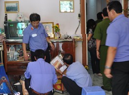 Officials search Pham Van Ut’s house on June 7 (Photo: Tuoi Tre) Officials search Pham Van Ut’s house on June 7 (Photo: Tuoi Tre)
