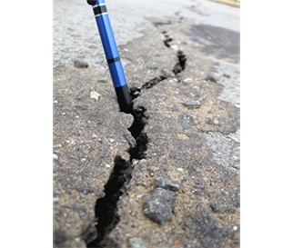 A deep crack on East West Highway in District 2, HCMC (Photo: SGGP) A deep crack on East West Highway in District 2, HCMC (Photo: SGGP)