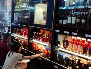 Imported strong alcoholic drinks are showcased at a HCMC-based supermarket. UK-based distiller Diageo acquired 23.6 percent stake in alcohol producer Halico (Photo:Minh Tri) Imported strong alcoholic drinks are showcased at a HCMC-based supermarket. UK-based distiller Diageo acquired 23.6 percent stake in alcohol producer Halico (Photo:Minh Tri)