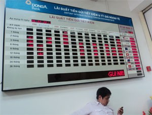 An electric board at HCMC-based DongA Bank show interest and foreign exchange rates (Photo:Minh Tri) An electric board at HCMC-based DongA Bank show interest and foreign exchange rates (Photo:Minh Tri)