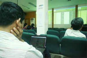 Experts say share buybacks make less impact to the stock market than cash dividend (Photo:Minh Tri) Experts say share buybacks make less impact to the stock market than cash dividend (Photo:Minh Tri)
