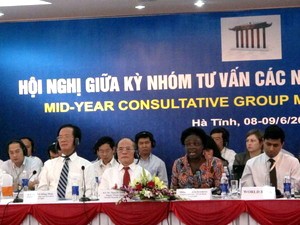 (L-R, front) Vietnam’s Minister of Planning and Investment Vo Hong Phuc, Deputy Prime Minister Nguyen Sinh Hung, World Bank Country Director Victoria Kwakwa and an unidentified official attend the CG meeting (Photo: Vietnam News Agency) (L-R, front) Vietnam’s Minister of Planning and Investment Vo Hong Phuc, Deputy Prime Minister Nguyen Sinh Hung, World Bank Country Director Victoria Kwakwa and an unidentified official attend the CG meeting (Photo: Vietnam News Agency)