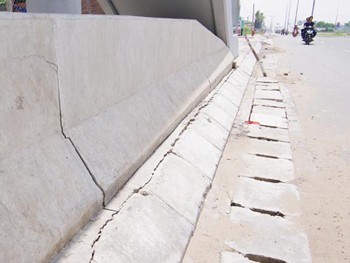 Long cracks are visible along the flyover on East West Highway (Photo: Nguoilaodong) Long cracks are visible along the flyover on East West Highway (Photo: Nguoilaodong)