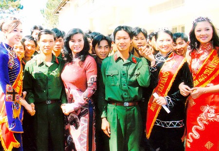 Soldiers pose with Miss Vietnamese Ethnic Group contestants. (Photo:SGGP) Soldiers pose with Miss Vietnamese Ethnic Group contestants. (Photo:SGGP)