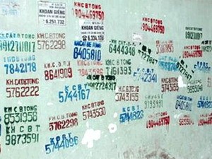 Hanoi is discontinuing services to 13,000 subscribers who have pasted the city walls with their telephone numbers. (Photo: Vietnamplus) Hanoi is discontinuing services to 13,000 subscribers who have pasted the city walls with their telephone numbers. (Photo: Vietnamplus)