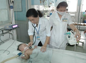 A baby being treated for hand-foot-mouth disease at Children Hospital No.1 in Ho Chi Minh City (Photo: SGGP) A baby being treated for hand-foot-mouth disease at Children Hospital No.1 in Ho Chi Minh City (Photo: SGGP)
