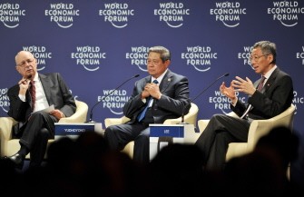AFP - Indonesian President Susilo Bambang Yudhoyono (C) and Singaporean Prime Minister Lee Hsien-Loong (R) deliver their opening remarks during the opening ceremony of the World Economic Forum (WEF) on East Asia in Jakarta on June 12, 2011 as WEF founder and executive chairman Klaus Schwab (L) chaired the forum. AFP - Indonesian President Susilo Bambang Yudhoyono (C) and Singaporean Prime Minister Lee Hsien-Loong (R) deliver their opening remarks during the opening ceremony of the World Economic Forum (WEF) on East Asia in Jakarta on June 12, 2011 as WEF founder and executive chairman Klaus Schwab (L) chaired the forum.