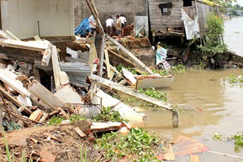 Houses along the river banks are just sliding into the river in Can Tho City (Photo: SGGP) Houses along the river banks are just sliding into the river in Can Tho City (Photo: SGGP)