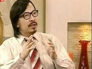 Scriptwriter Dinh Tien Dung will take a role of prfessor Cu Trong Xoay in a funny satire talk show in the performance. Scriptwriter Dinh Tien Dung will take a role of prfessor Cu Trong Xoay in a funny satire talk show in the performance.