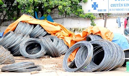 Unsold steel piling up in a shop yard in Tan Binh District, Ho Chi Minh City (Photo: SGGP) Unsold steel piling up in a shop yard in Tan Binh District, Ho Chi Minh City (Photo: SGGP)