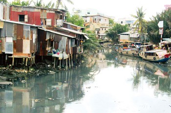 Houses jut into a canal in Binh Thanh District, HCMC (Photo: SGGP) Houses jut into a canal in Binh Thanh District, HCMC (Photo: SGGP)