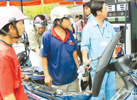 Bike riders get petrol refilled at a Petrolimex station in Ho Chi Minh City (Photo: SGGP) Bike riders get petrol refilled at a Petrolimex station in Ho Chi Minh City (Photo: SGGP)