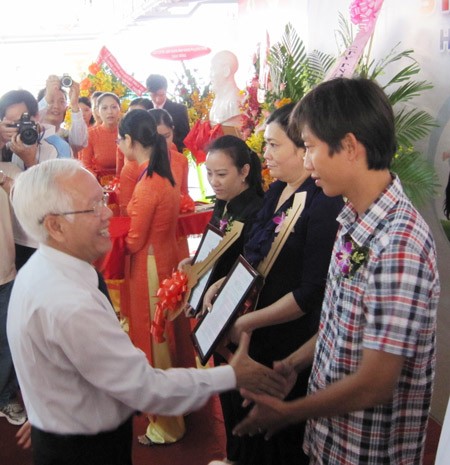Le Hoang Quan, Chairman of the People’s Committee in HCM City (L) hands over the flat ownership certificate to residents in in An Phu – Binh Khanh ward in district 2, Hochiminh city. Le Hoang Quan, Chairman of the People’s Committee in HCM City (L) hands over the flat ownership certificate to residents in in An Phu – Binh Khanh ward in district 2, Hochiminh city.