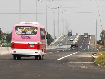 Depressions and cracks occur at several spots on the HCMC-Trung Luong Highway which opened for traffic last year (Photo: The Saigon Times) Depressions and cracks occur at several spots on the HCMC-Trung Luong Highway which opened for traffic last year (Photo: The Saigon Times)