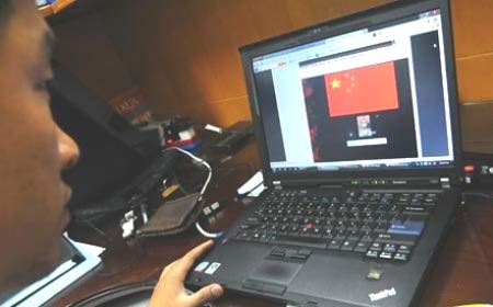 A website broken into by hackers who posted a Chinese flag on the home page (Photo: Tuoi Tre) A website broken into by hackers who posted a Chinese flag on the home page (Photo: Tuoi Tre)